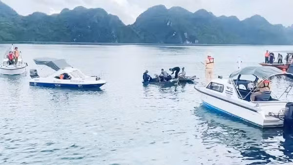 Lực lượng cứu hộ, cứu nạn đưa thi thể nạn nhân cuối cùng trong vụ lật sà lan HP4914 lên bờ.
