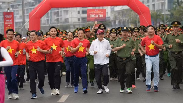 Các đại biểu tham gia Ngày chạy Olympic “Vì sức khỏe toàn dân-Vì an ninh Tổ quốc”.