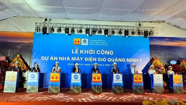 Các đại biểu nhấn nút khởi công Dự án Nhà máy điện gió Quảng Ninh 1.