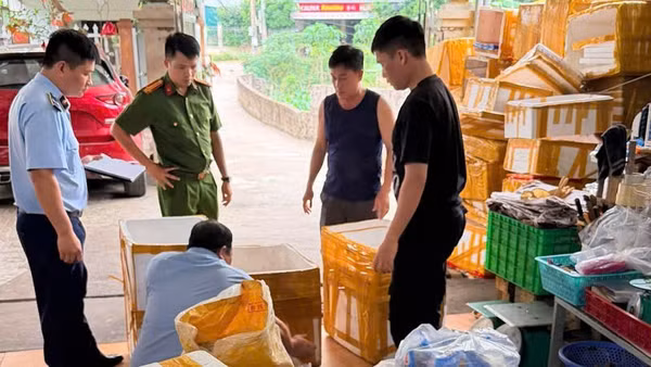 Lực lượng Quản lý thị trường tiến hành niêm phong toàn bộ tang vật vi phạm.