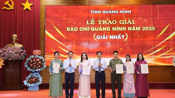 Các đồng chí lãnh đạo tỉnh Quảng Ninh trao giải Nhất Giải Báo chí tỉnh Quảng Ninh năm 2025 cho các tác giả, nhóm tác giả.