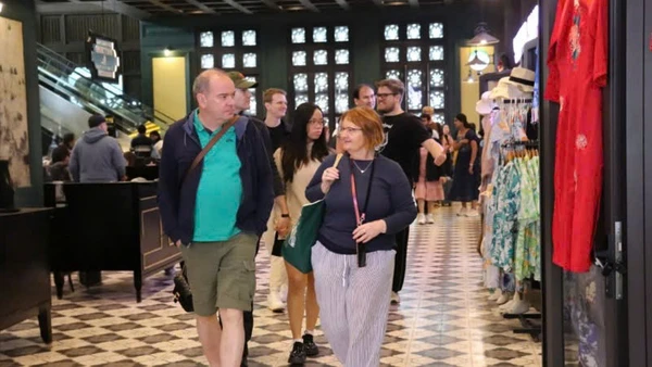 Du khách quốc tế tham quan Vịnh Hạ Long tại Cảng tàu khách quốc tế Hạ Long.