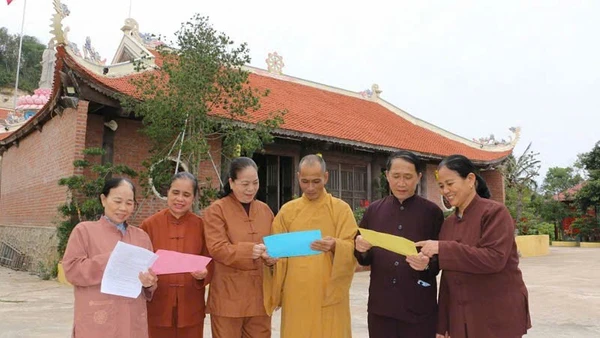 Các chư tăng, phật tử chùa Trúc Lâm Cô Tô theo dõi thông tin của các ứng cử viên ứng cử lần này.