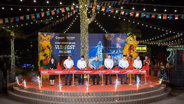 Các đại biểu cắt băng khai trương tổ hợp giải trí, ẩm thực VUI-Fest Ha Long.