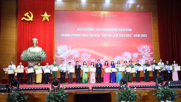 Ban tổ chức trao Bằng khen của Ủy ban nhân dân tỉnh cho 21 tập thể điển hình tiêu biểu trong phong trào thi đua “Học và làm theo Bác” năm 2025. 
