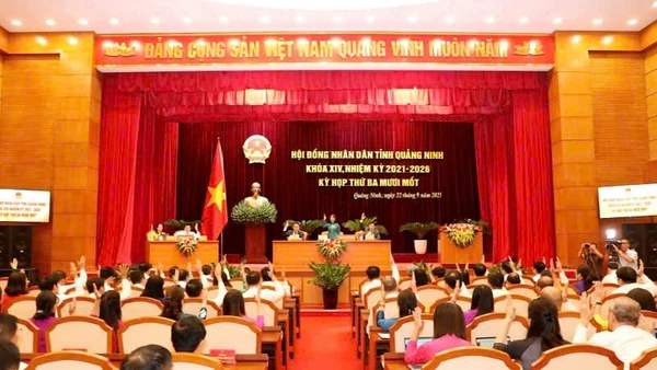 Quang cảnh kỳ họp lần thứ 31 Hội đồng nhân dân tỉnh Quảng Ninh khoá XIV, nhiệm kỳ 2021-2026.