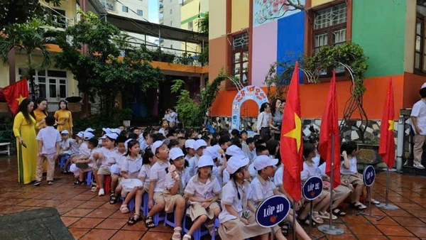 Các em học sinh và thầy cô Trường tiểu học, trung học cơ sở, trung học phổ thông Văn Lang dự Lễ khai giảng năm học mới 2025-2026.