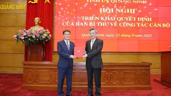 Đồng chí Nguyễn Quang Dương, Phó Trưởng Ban Tổ chức Trung ương, trao Quyết định cho đồng chí Bùi Văn Khắng, Phó Bí thư Tỉnh ủy Quảng Ninh.