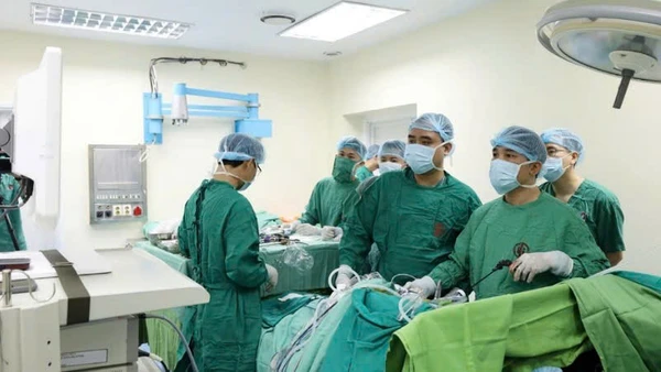 Các bác sĩ tiến hành phẫu thuật lấy thận từ người hiến.