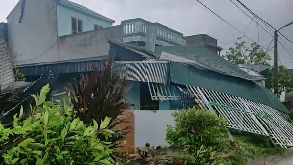 Giông lốc làm đổ tường rào và tốc mái nhà của người dân ở xã Đầm Hà, tỉnh Quảng Ninh.