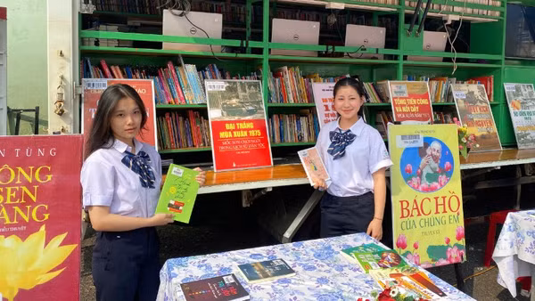 Các em học sinh hào hứng tham gia Ngày Sách và Văn hóa đọc Việt Nam lần thứ V tại Quảng trường Đại Đoàn Kết.