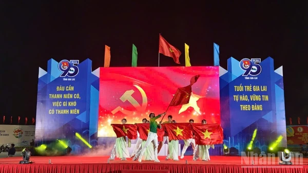 Biểu diễn văn nghệ chào mừng kỷ niệm 95 năm Ngày thành lập Đoàn Thanh niên Cộng sản Hồ Chí Minh.