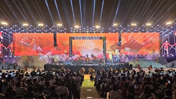 Lễ khai mạc năm Du lịch quốc gia 2026 được dàn dựng công phu, kết hợp âm nhạc với hiệu ứng ánh sáng hiện đại.