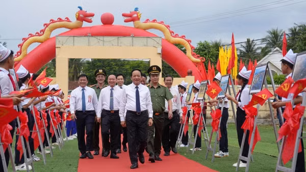 Trưởng Ban Tuyên giáo Trung ương Trịnh Văn Quyết dẫn đầu đoàn công tác về dự Ngày hội toàn dân bảo vệ an ninh Tổ quốc năm 2026 tại phường Hoài Nhơn Bắc. (Ảnh: Công an Gia Lai cung cấp)