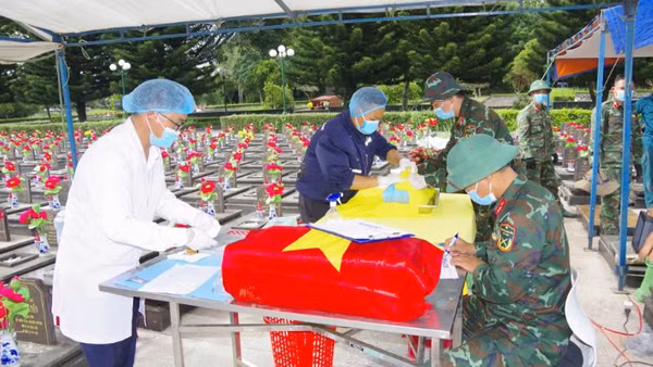 Cán bộ, chiến sĩ Đội lấy mẫu số 2 cẩn trọng thực hiện quy trình khai quật, thu thập mẫu sinh phẩm phục vụ công tác giám định ADN tại Nghĩa trang liệt sĩ tỉnh Gia Lai.