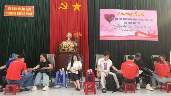 Cán bộ, công chức và nhân dân phường Thống Nhất tham gia hiến máu tình nguyện "Giọt hồng Thống Nhất". 