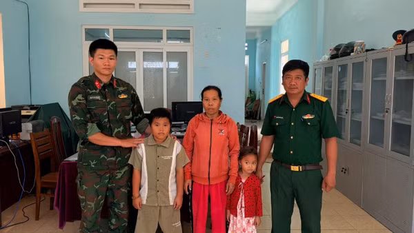 Ban chỉ huy quân sự xã Nhơn Châu bàn giao cháu Quang về gia đình.