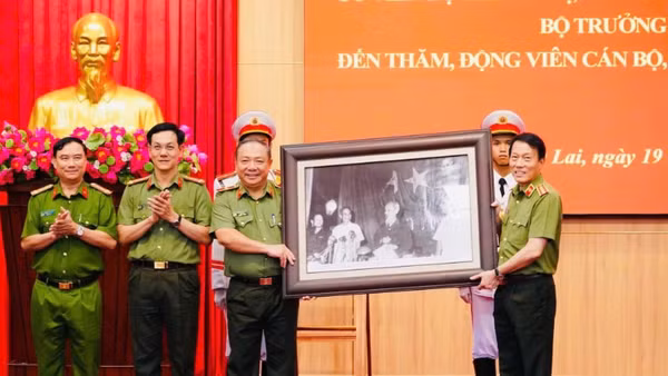Bộ trưởng Công an Lương Tam Quang (bên phải) tặng quà lưu niệm cho lãnh đạo Công an tỉnh Gia Lai. (Ảnh: Nguyễn Hân)