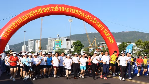 Đông đảo đoàn viên thanh niên, học sinh, sinh viên và các võ sinh tham gia chạy hưởng ứng, lan tỏa thông điệp "Thể thao vì sức khỏe cộng đồng".