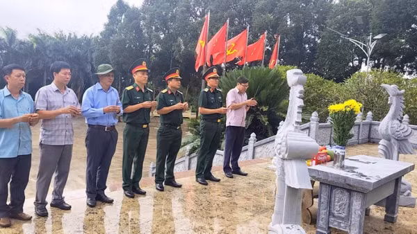 Đoàn công tác thắp hương tưởng niệm các Anh hùng, liệt sĩ tại Nghĩa trang Liệt sĩ Đức Cơ.