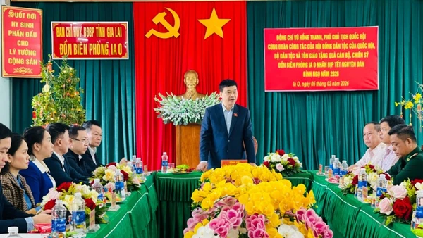 Phó Chủ tịch Quốc hội Vũ Hồng Thanh thăm hỏi, tặng quà Tết cán bộ, chiến sĩ Đồn Biên phòng Ia O, xã Ia O, tỉnh Gia Lai.