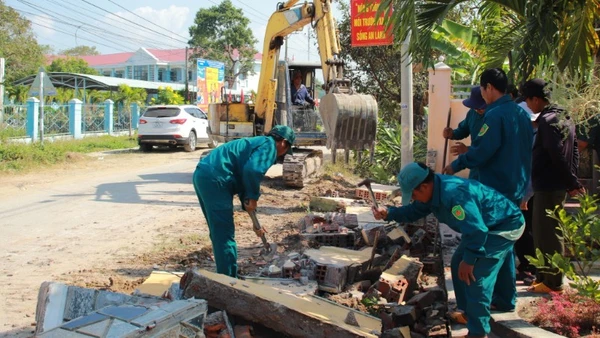 Người dân thôn Đoàn Kết đồng thuận hiến đất, chung tay cùng địa phương hoàn thiện tuyến đường huyết mạch.