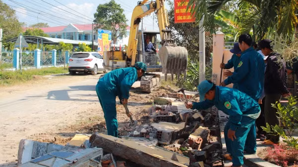 Người dân thôn Đoàn Kết đồng thuận hiến đất, chung tay cùng địa phương hoàn thiện tuyến đường huyết mạch.