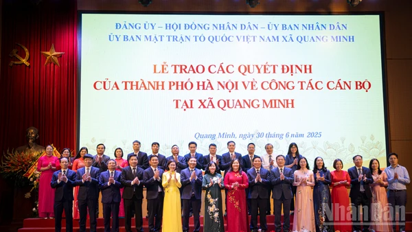 Bí thư Thành ủy Hà Nội Bùi Thị Minh Hoài cùng các đại biểu và lãnh đạo xã Quang Minh.