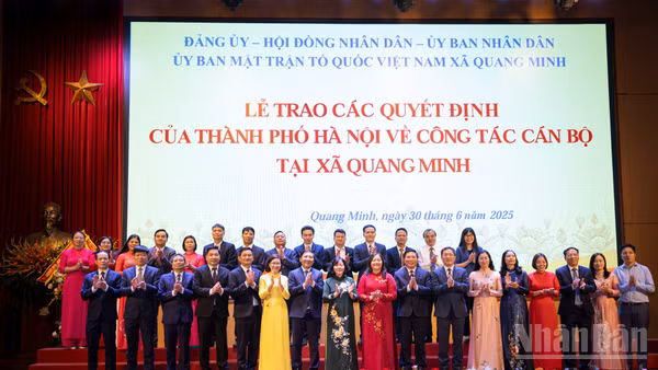 Bí thư Thành ủy Hà Nội Bùi Thị Minh Hoài cùng các đại biểu và lãnh đạo xã Quang Minh.