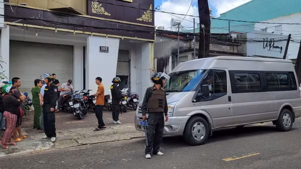 Lực lượng chức năng tiến hành truy quét tội phạm.