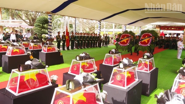 Dâng hoa, dâng hương tưởng niệm các Anh hùng liệt sĩ. 