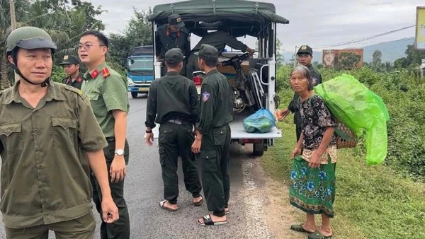 Lực lượng chức năng vận động người dân di chuyển đến nơi an toàn tránh bão.