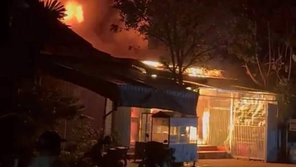 Hiện trường vụ cháy trong đêm. (Ảnh: HOÀNG VĂN)