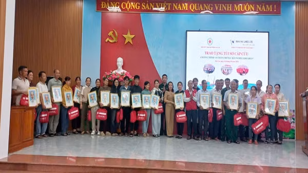 Trao túi thuốc y tế, ảnh Bác Hồ tặng các hộ dân.