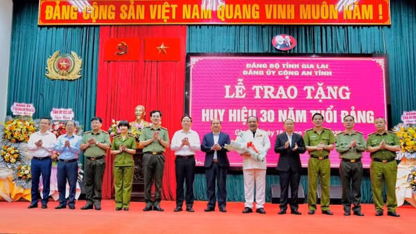 Lãnh đạo tỉnh Gia Lai trao tặng Huy hiệu 30 năm tuổi Đảng cho Thiếu tướng Lê Quang Nhân.