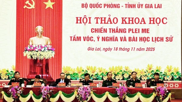 Đoàn Chủ tịch chủ trì hội thảo.