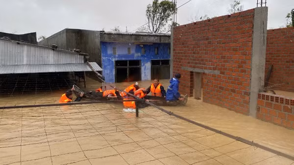 Bộ đội Biên phòng phối hợp cùng lực lượng địa phương đưa dân ra khỏi vùng cấm.