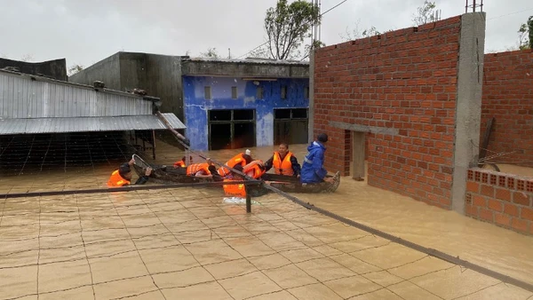 Bộ đội Biên phòng phối hợp cùng lực lượng địa phương đưa dân ra khỏi vùng cấm.