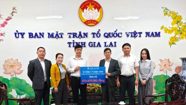 Đại diện Hệ thống Y tế Hùng Vương trao 400 triệu đồng cho bà con vùng lũ thông qua Ủy ban Mặt trận Tổ quốc Việt Nam tỉnh Gia Lai.