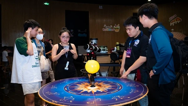 Học sinh tham gia hoạt động STEM thiên văn trong khuôn khổ Tuần lễ thiên văn cộng đồng.