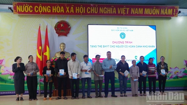 Trao tặng thẻ Bảo hiểm y tế cho những người có hoàn cảnh khó khăn tại xã Phù Mỹ Bắc.