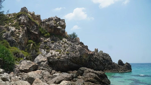 Nét hoang sơ ở mũi Vi Rồng.