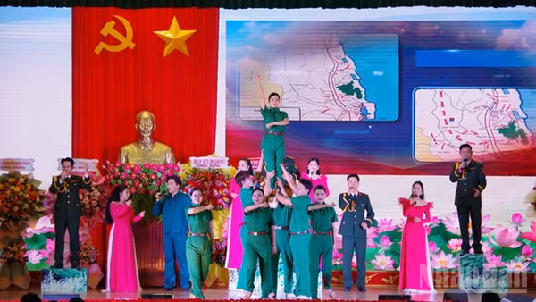 Biểu diễn văn nghệ chào mừng tại buổi gặp mặt.