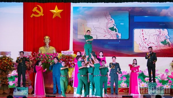 Biểu diễn văn nghệ chào mừng tại buổi gặp mặt.