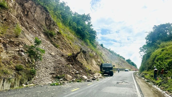 Phương tiện lưu thông qua đèo ToNa cần chú ý an toàn trong thời điểm mưa bão.