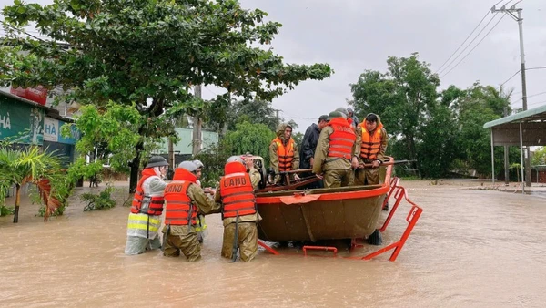 Lực lượng chức năng chuẩn bị mọi vật lực để di dời người dân.