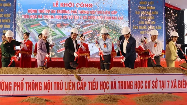 Đồng chí Hồ Quốc Dũng cùng các đại biểu tỉnh Gia Lai động thổ dự án trường phổ thông nội trú liên cấp Tiểu học và Trung học cơ sở tại 7 xã biên giới tỉnh Gia Lai.