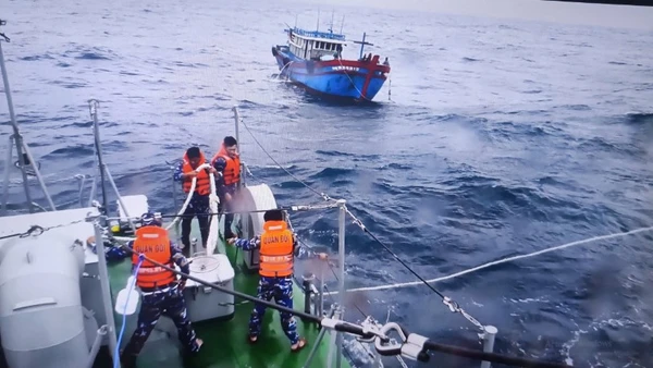 Lực lượng chức năng kêu gọi tàu, thuyền vào nơi tránh bão.