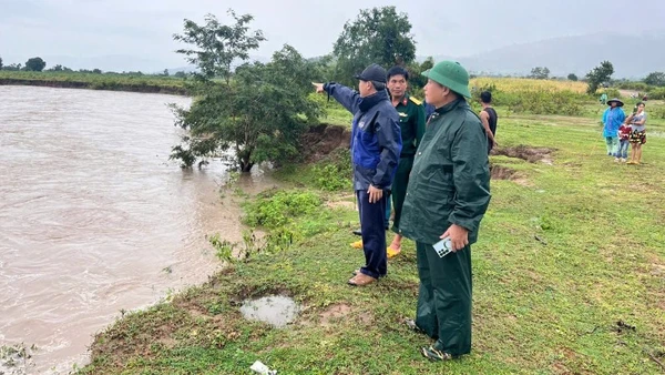 Ban Chỉ huy Phòng thủ khu vực 5-Ayun Pa và chính quyền địa phương chỉ đạo công tác ứng cứu người dân bị cô lập do mưa lũ. (Ảnh HUY BẮC).