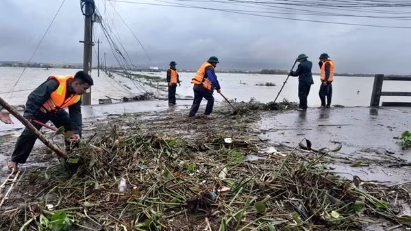 Ra quân dọn dẹp rác sau lũ.